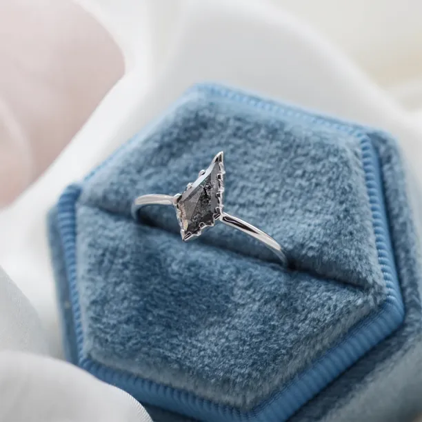Alternative engagement ring salt'n'pepper diamond BLISS Image
