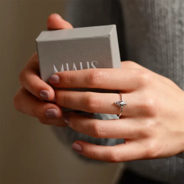 Alternative engagement ring salt'n'pepper diamond BLISS Image