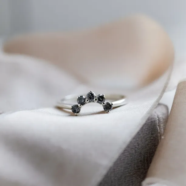 Curved wedding ring with salt'n'pepper diamonds ENZO Image