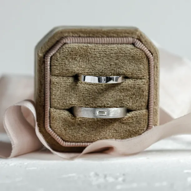 Elegant wedding rings with baguette diamonds BUGGY Image