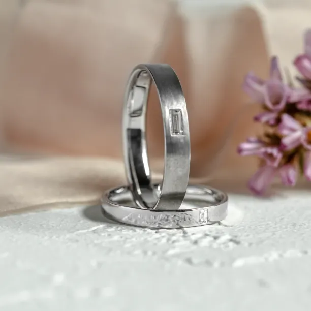 Elegant wedding rings with baguette diamonds BUGGY Image