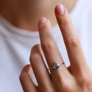 Minimalist gold ring with salt and pepper diamond XENÉ