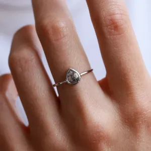 Minimalist gold ring with salt and pepper diamond XENÉ Thumbnail
