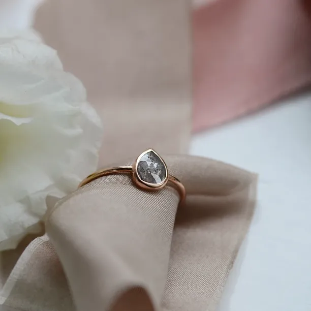 Minimalist gold ring with salt and pepper diamond XENÉ Image