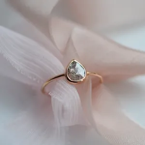 Minimalist gold ring with salt and pepper diamond XENÉ Thumbnail