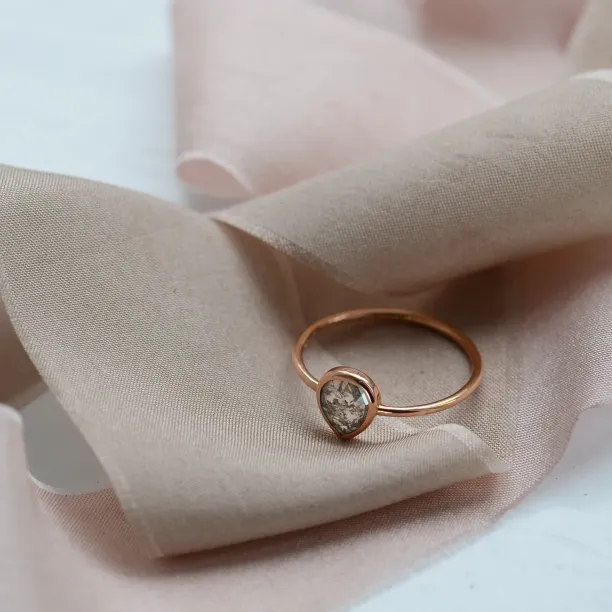Minimalist gold ring with salt and pepper diamond XENÉ Image