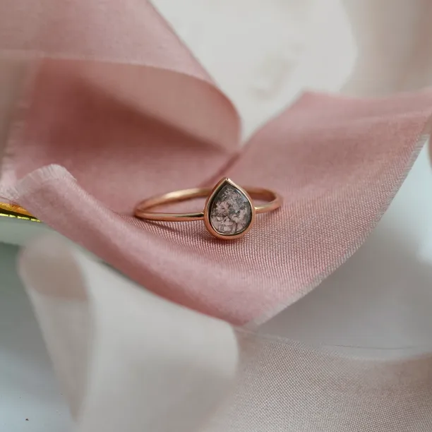 Minimalist gold ring with salt and pepper diamond XENÉ Image