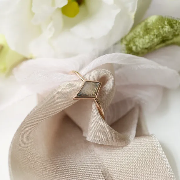 Solid gold ring with salt and pepper diamond STEW Image