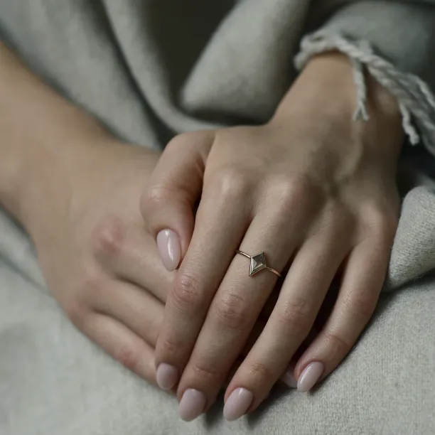 Solid gold ring with salt and pepper diamond STEW Image