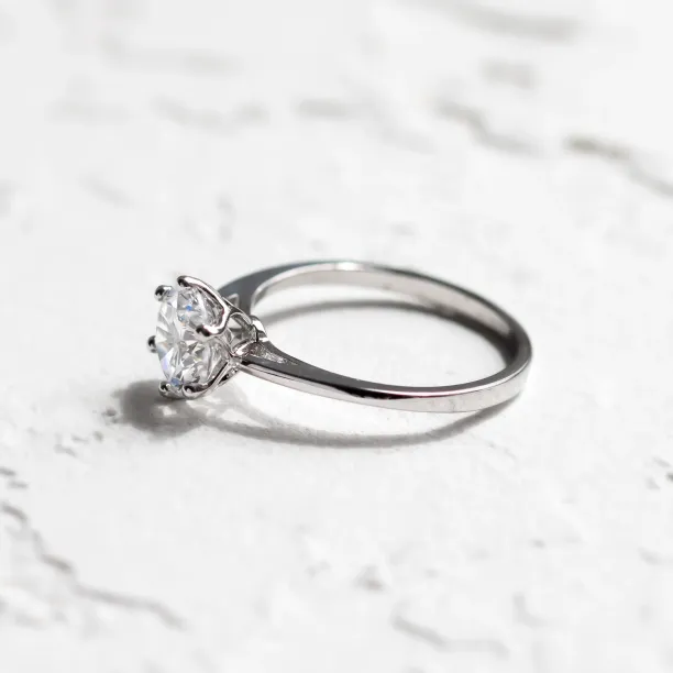 Luxury engagement ring with lab grown diamond OLLAF Image