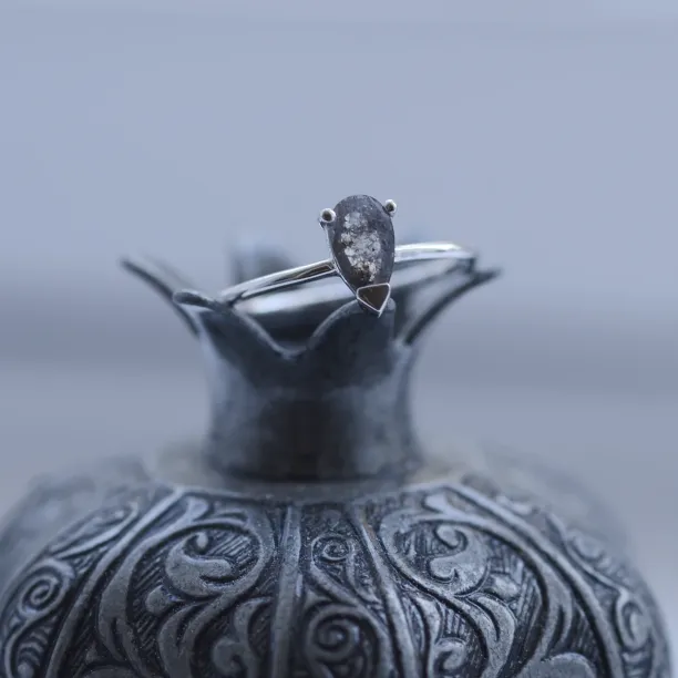 Gold ring with salt and pepper diamond ESSO Image