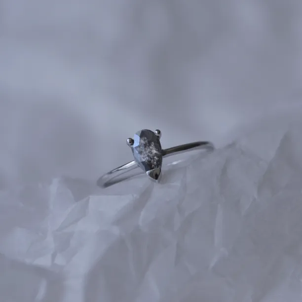 Gold ring with salt and pepper diamond ESSO Image