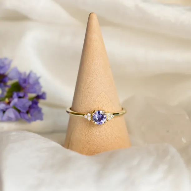 Gold ring with tanzanite and natural diamonds MONNYS Image