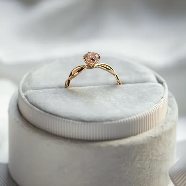 Solid gold Irish knot ring for women with strawberry quartz QUEENLY Image