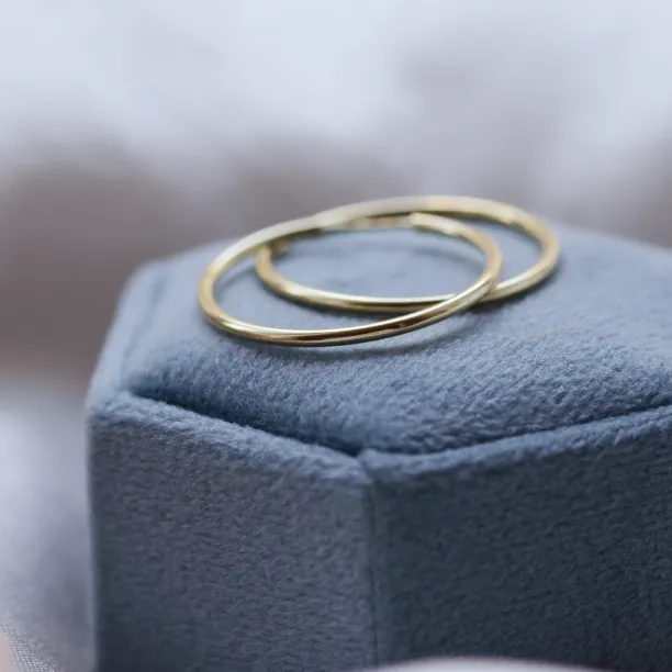 Gold hoop earrings MOZZA Image