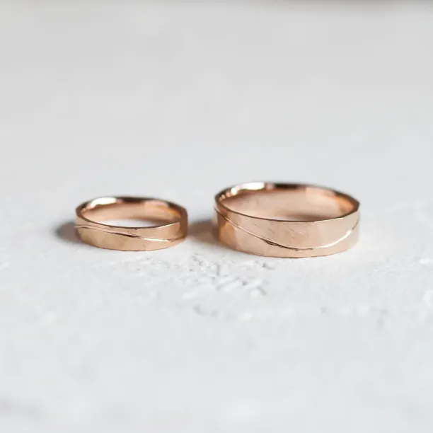Gold hammered wedding rings with line LIDO Image