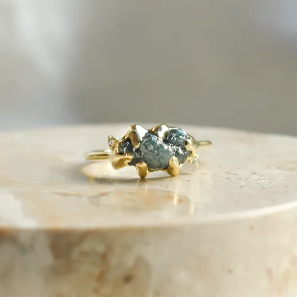 Gold raw blue diamond ring with classic diamonds POSEIDON Image