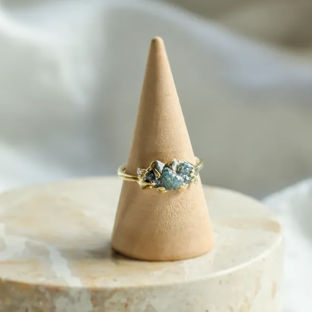 Gold raw blue diamond ring with classic diamonds POSEIDON Image