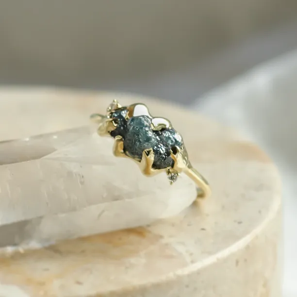 Gold raw blue diamond ring with classic diamonds POSEIDON Image