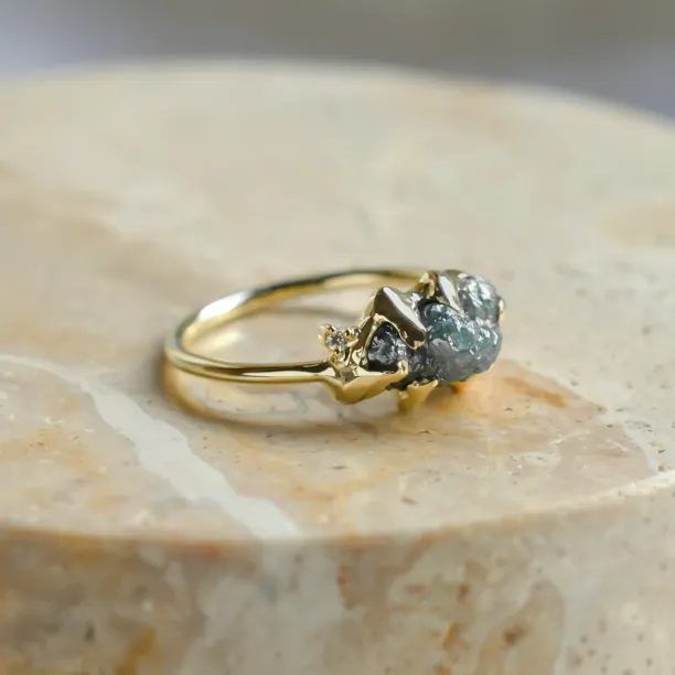 Gold raw blue diamond ring with classic diamonds POSEIDON Image