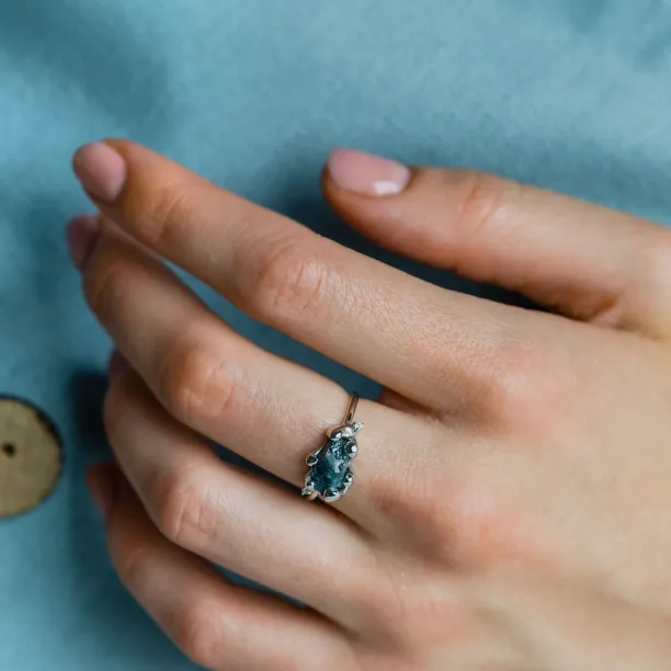 Gold raw blue diamond ring with classic diamonds POSEIDON Image