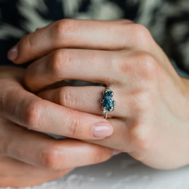 Gold raw blue diamond ring with classic diamonds POSEIDON Image