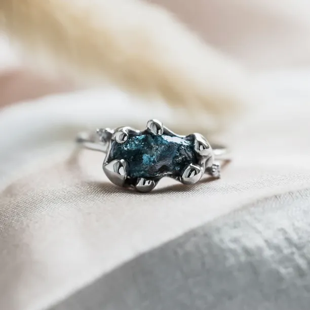 Gold raw blue diamond ring with classic diamonds POSEIDON Image