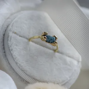 Gold ring with blue raw diamond and hammered surface SEA Thumbnail