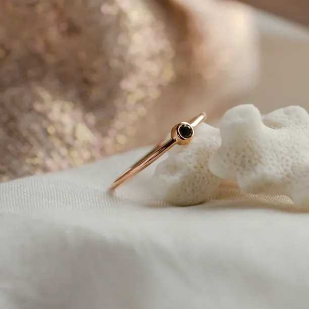 Minimalist ring with black diamond BLAIZE Image