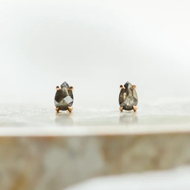 Gold minimalist earrings with salt and pepper diamonds STELLIE Image