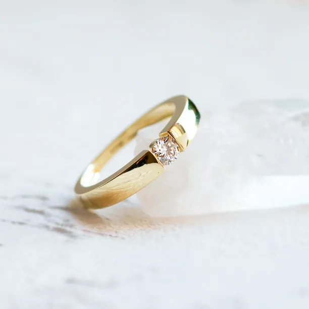 Gold engagement ring with 0.25 ct diamond MOVIK Image