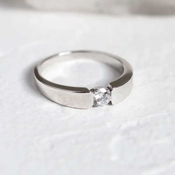 Engagement ring with lab-grown diamond in tension setting MOVIKO Image