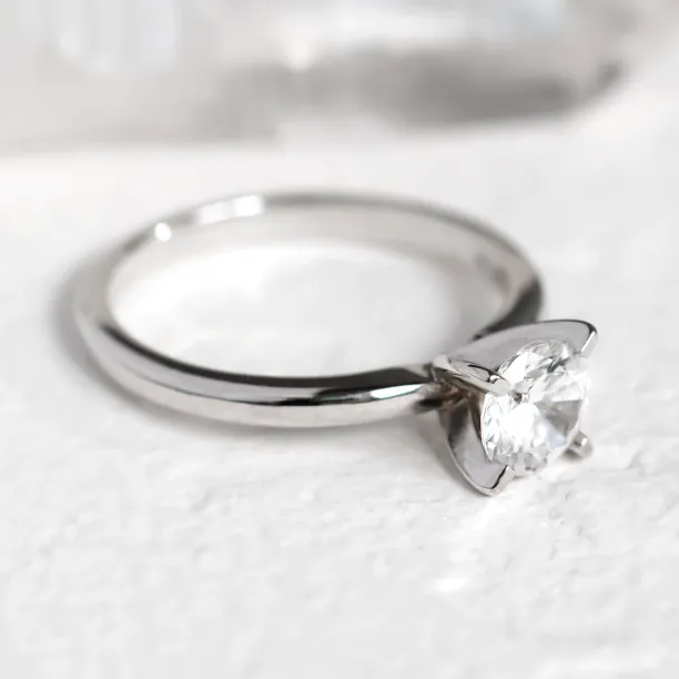 Elegant engagement ring with 0.5ct lab-grown diamond VEITAS Image