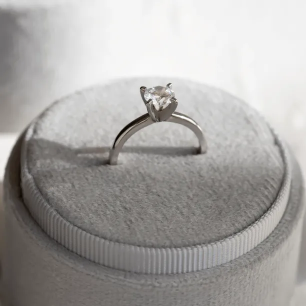 Elegant engagement ring with 0.5ct lab-grown diamond VEITAS Image