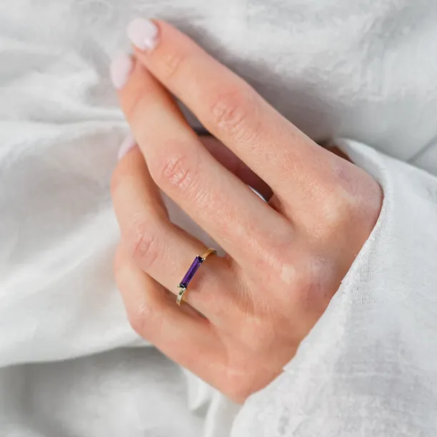 Gold ring with baguette amethyst AYLA Image
