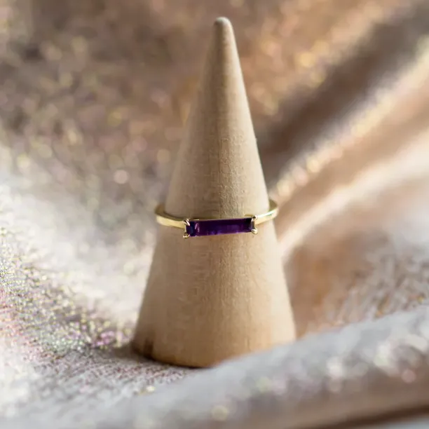 Gold ring with baguette amethyst AYLA Image