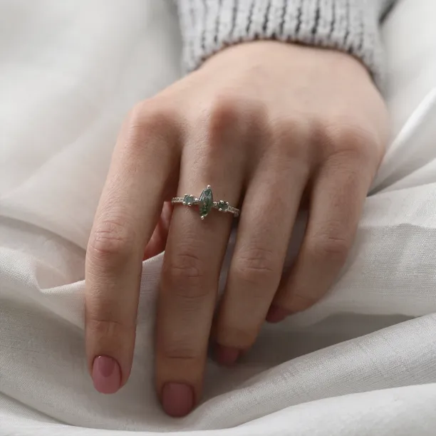 Vintage moss agate ring with side diamonds in solid gold OSCAR Image