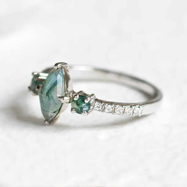 Vintage moss agate ring with side diamonds in solid gold OSCAR Image