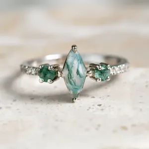 Vintage moss agate ring with side diamonds in solid gold OSCAR