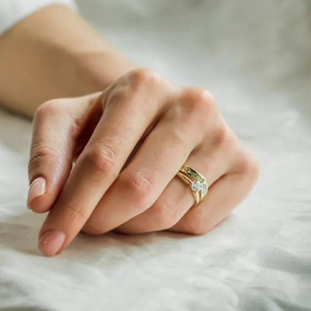 Curved wedding ring with floral motive LENNA Image