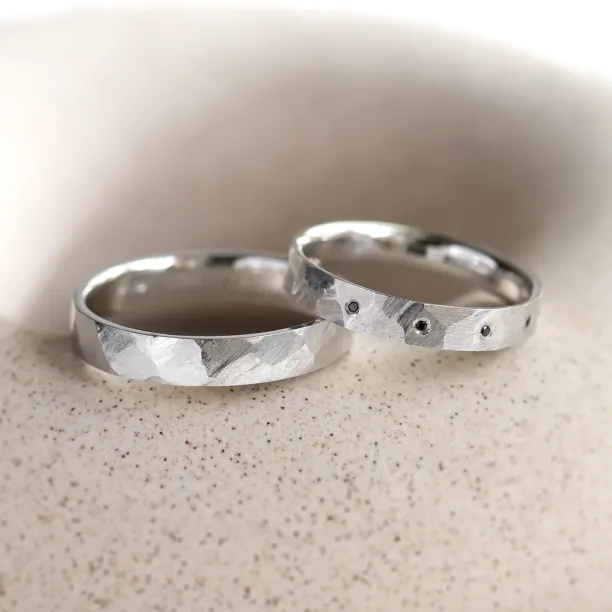 Hammered white gold wedding rings with black diamonds MILANO  Image