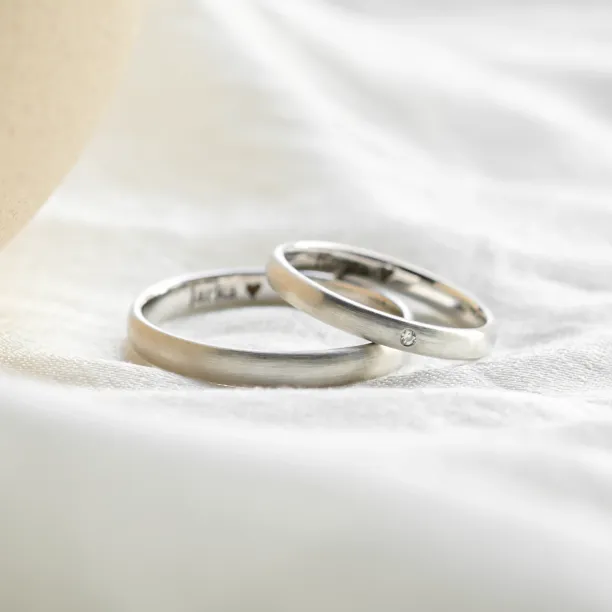 Matte comfort fit wedding rings made of yellow gold with diamond ODETTE Image