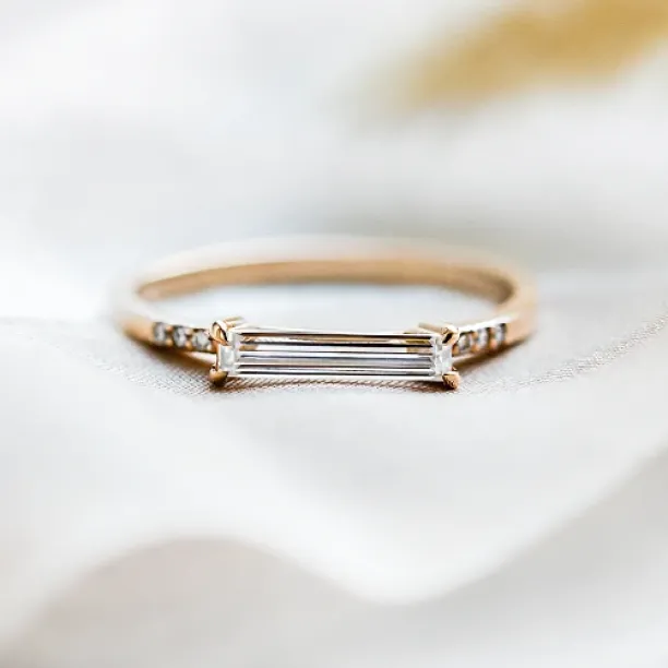 Engagement ring with baguette lab-grown diamonds CASHIA Image