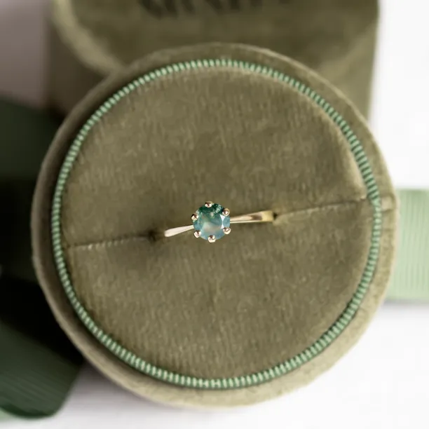 Minimalist gold ring with moss agate STAMI Image