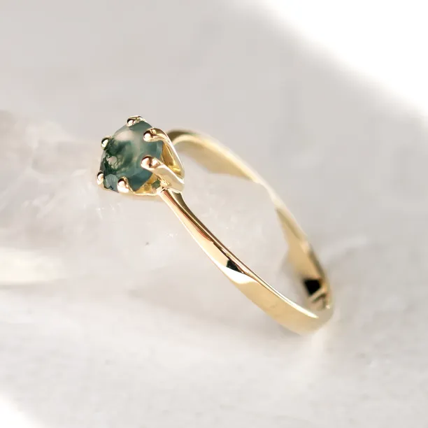 Minimalist gold ring with moss agate STAMI Image