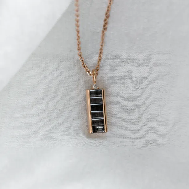 Gold pendant with salt and pepper diamonds and classic diamond EVERLY Image