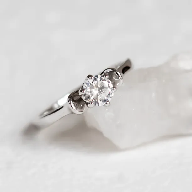 Unusual engagement ring with lab-grown diamond RISTO Image