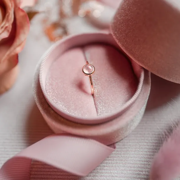 Gold bezel ring with strawberry quartz FRAGOLINA Image