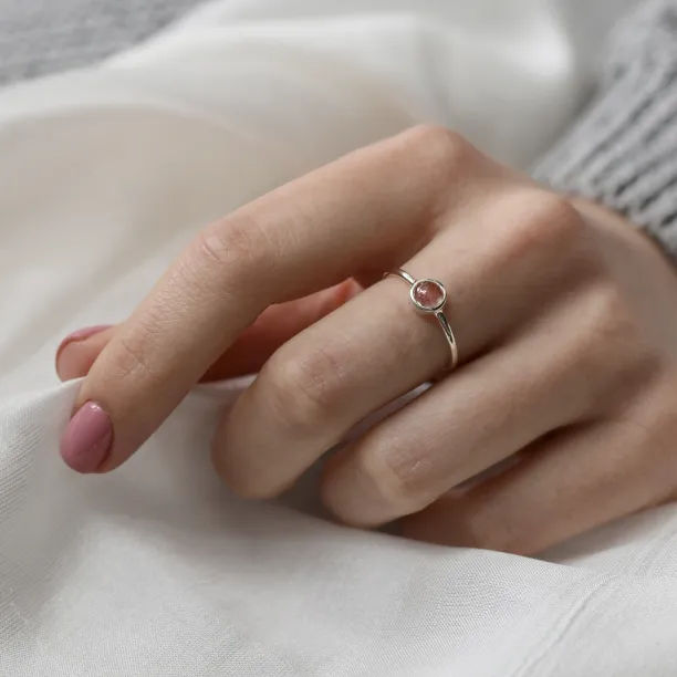 Gold bezel ring with strawberry quartz FRAGOLINA Image