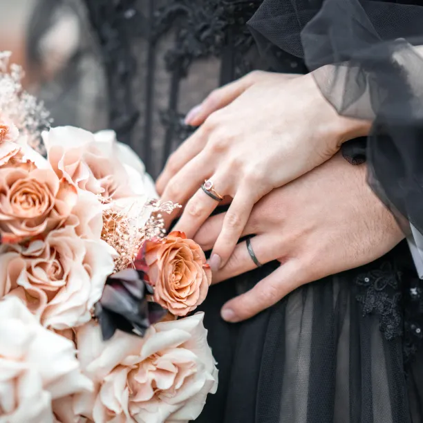 Gold bezel ring with strawberry quartz FRAGOLINA Image